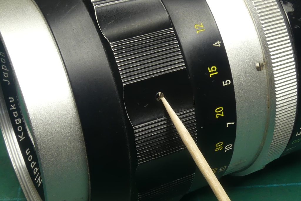 Nikkor-Q - 135mm f2.8 Lens Removing the focus barrel
