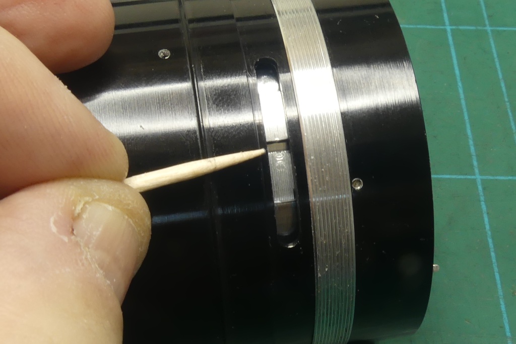 Aligning the inner aperture control ring